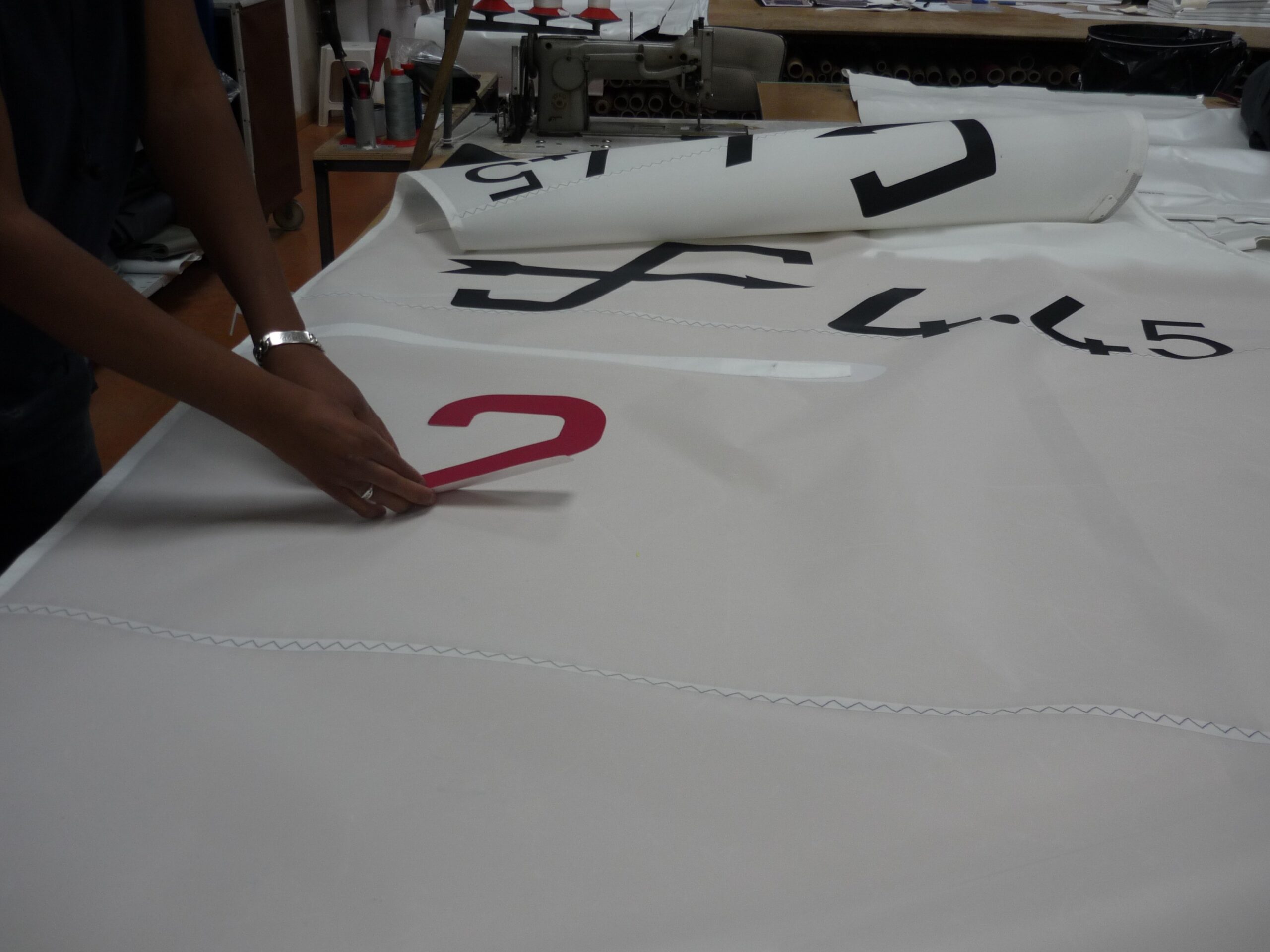 POSE POUR UN NUMERO DE VOILE